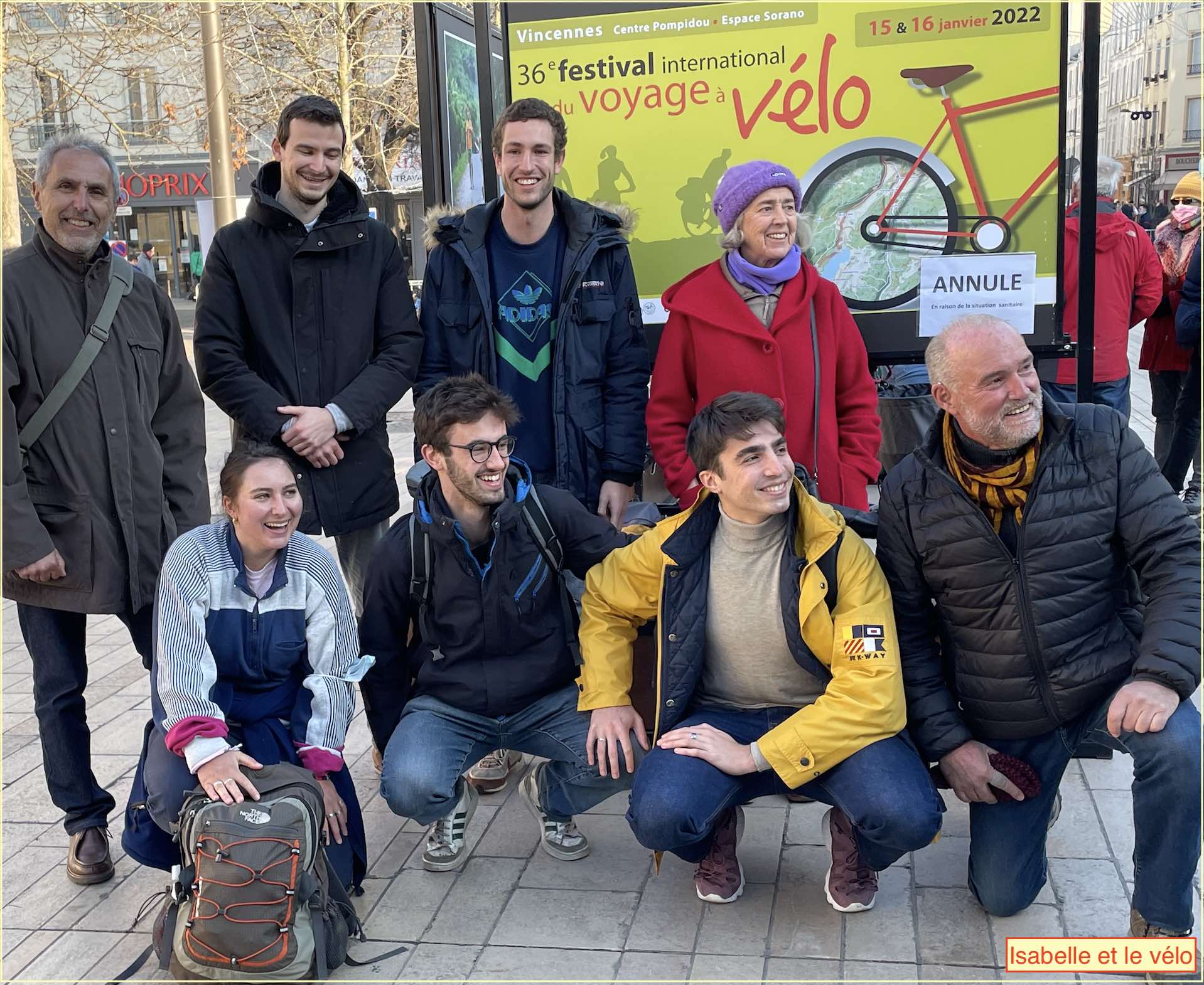 6 jeunes voyageurs à vélo aidés par Cyclo-Camping International tout le monde