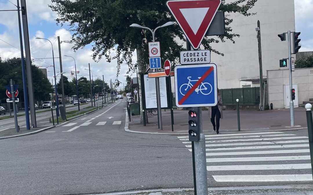Ces cyclistes devraient attendre 5 tours avant de traverser. Pourquoi une telle discrimination ?