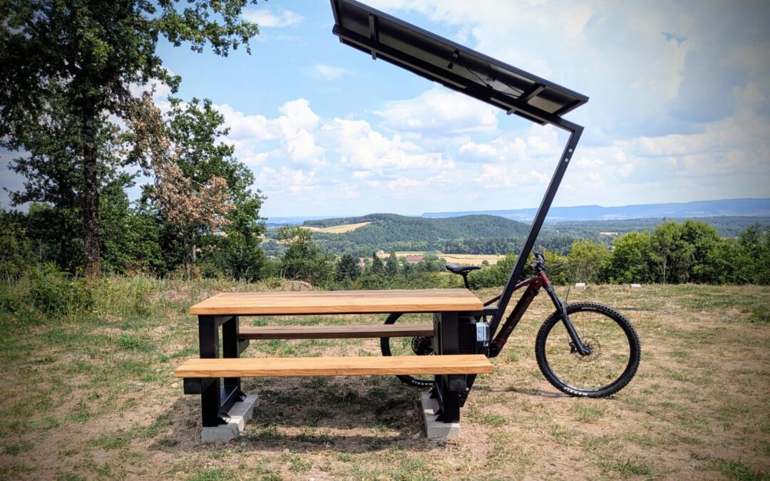 Une table de pique-nique qui recharge leur vélo électrique, et votre téléphone