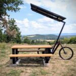 Une table de pique-nique qui recharge leur vélo électrique, et votre téléphone WhatsApp-Image-2025-07-13-a-15.44.56_dc2f7305